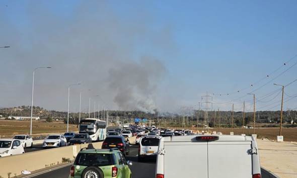 Incendio forestal masivo en Israel: La autopista 6 y la ruta 444 permanecen cerradas mientras las llamas se extienden cerca del bosque de Ben Shemen